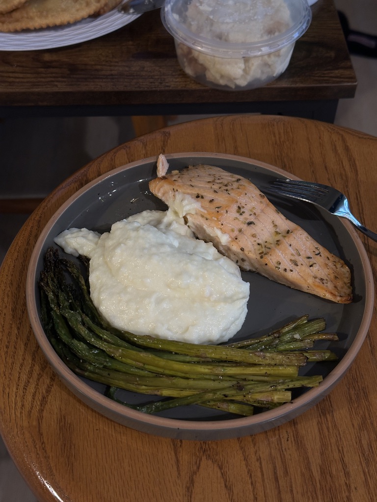 Broiled salmon with creamy mash and asparagus